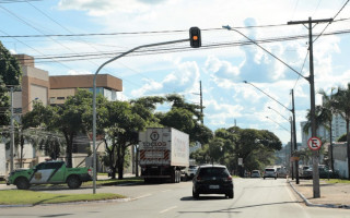 De acordo com o CTB, em situações em que a luz do semáforo está piscando intermitente, é obrigação do motorista reduzir a velocidade