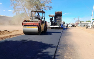 Perímetro urbano de Cristalândia já está recebendo novo asfalto na rodovia TO-255, que corta a cidade.
