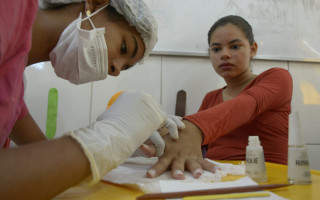  As opções de cursos são de manicure, pintura em tecido, crochê, bordado à mão, artesanato em feltro, assistente administrativo, informática básica, cabeleireiro