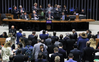 A discussão do tema vai começar hoje às 11 horas.