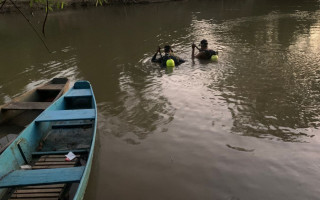 Mergulhadores fazem varredura no local onde a vítima se afogou. 