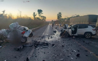 Acidente na BR-242, na cidade de Barreiras (BA), deixou 4 mortos e 2 feridos.