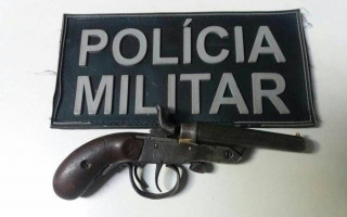 Garoto foi apreendido com uma arma, tipo garrucha calibre 22.