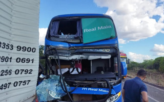Frente do ônibus ficou destruída no impacto