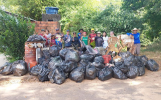 Cerca de uma tonelada de resíduos foram retirados do rio Lontra.