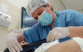 Paciente durante sessão de fisioterapia no serviço de cabeça e pescoço do HGP.