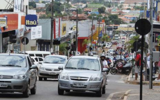 Trânsito de veículos na Av. Cônego João Lima, em Araguaína