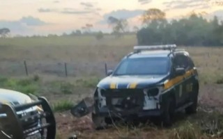 Viatura da PRF é atingida por caminhão durante fiscalização na BR-153 em Paraíso do Tocantins. 