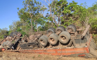 Caminhão tombou ao desviar de carro funerário 