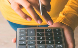  O levantamento mostra ainda que cada consumidor negativado possuía 1,9 dívidas em média