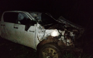 Hilux ficou com a frente destruída após cair de barranco.