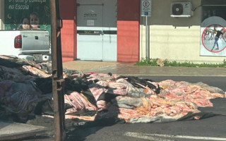 Carga de couro espalhada na rotatório 