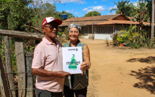  Casal de agricultores Luís e Fausta dos Santos comemora a conquista do título definitivo de sua propriedade