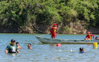 Bombeiros militares se deslocam durante ronda embarcada na Praia da Raposa, em Tupiratins.