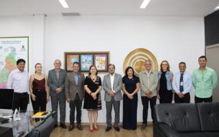 Carlos Humberto Lima (ao centro), recebe representantes do Sistema S