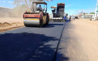 Perímetro urbano de Cristalândia já está recebendo novo asfalto por meio do Plano de Recuperação e Conservação na rodovia TO-255, que corta a cidade.