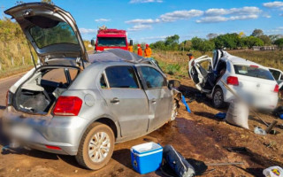 Veículos destruídos com a colisão na TO-080, em possível ultrapassagem indevida.