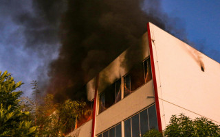 O incêndio atingiu o terceiro piso, na parte dos fundos da estrutura