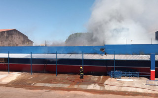 Dezenas de bombeiros militares foram acionados para atender a ocorrência de combate a incêndio em supermercado