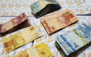 Policiais civis apreenderam centenas de bilhetes e cédulas de dinheiro