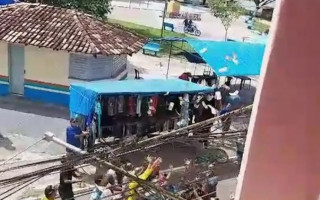 Multidão pegando dinheiro jogado pelo vereador 