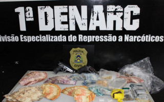 Cerca de R$10 mil em espécie e dois quilos de crack foram apreendidos durante a ação da 1ª Denarc
