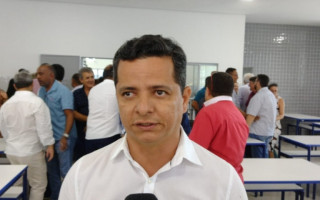 Deputado estadual Jorge Frederico durante inauguração de refeitório no CEM Castelo Branco de Araguaína. 