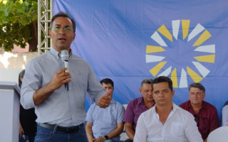 Wagner discursa durante inauguração de obras de escolas em Araguaína.
