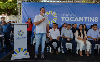 Deputado federal Alexandre Guimarães durante entrega do refeitório do CEM Castelo Branco em Araguaína. 