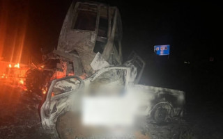 Veículos pegaram fogo após colidirem.