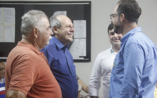 Dimas conversando com o presidente da Câmara (camisa azul) e o prefeito de Cariri (camisa branca)