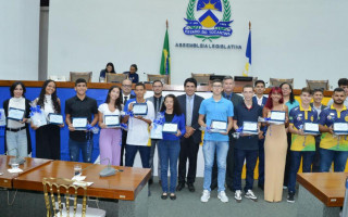 Sessão homenageou 11 jovens que se destacaram em olimpíadas e competições estudantis