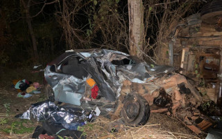 Carro de passeio ficou destruído com a colisão 