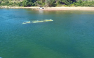 Micro-ônibus foi parar dentro do Rio Tocantins