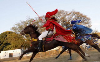 Cavaleiros disputam a corrida das argolinhas.