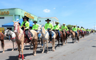O desfile de caleiros e amazonas atraiu centenas visitantes para o distrito e movimentou a economia local