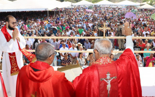 Milhares de fiéis se reúnem em frente ao santuário durante a missa solene