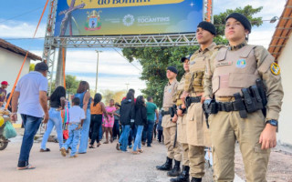 Policiais militares durante policiamento na Romaria do Senhor do Bonfim, em Natividade.