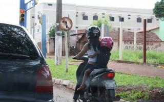 Nova legislação estipula que a idade mínima para transportar criança em moto é de 10 anos. 