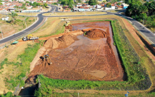  O reservatório serve para controlar o escoamento da água das chuvas com um armazenamento temporário, garantindo que o sistema de macrodrenagem funcione com eficiência