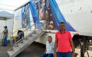 Usuários do SUS aguardando atendimento na carreta 