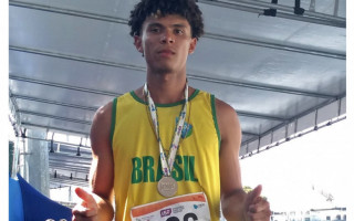 Estudante Paulo Henrique exibe a medalha de prata conquistada no Mundial Escolar de Atletismo.