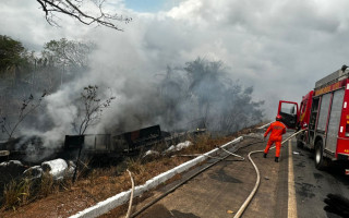 Veículos pegaram fogo após acidente.