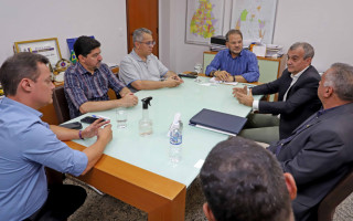 Equipe do Governo do Tocantins e o juiz de execuções penais, Allan Martins em reunião na Casa Civil para discutir a política antimanicomial.