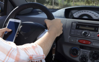 O uso ou manuseio do celular no trânsito representa um risco à segurança dos condutores, passageiros e pedestres.