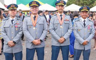 Os coronéis Farias e Cléber, junto com os tenentes-coronéis Rodrigues e Filho, na cerimônia de entrega da Medalha Ordem do Mérito Bombeiro Militar Dom Pedro II, do CBMDF