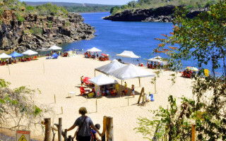 Praia do Paredão possui uma bela paisagem natural de formações rochosas.