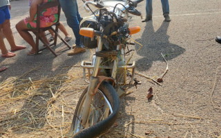 Moto da vítima ficou com a roda dianteira contorcida. 