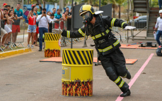Bombeiro militar realiza prova durante competição Bombeiro de Aço, em Palmas.