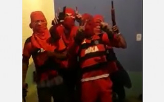 Grupo do Comando Vermelho grava vídeo ostentando armas.